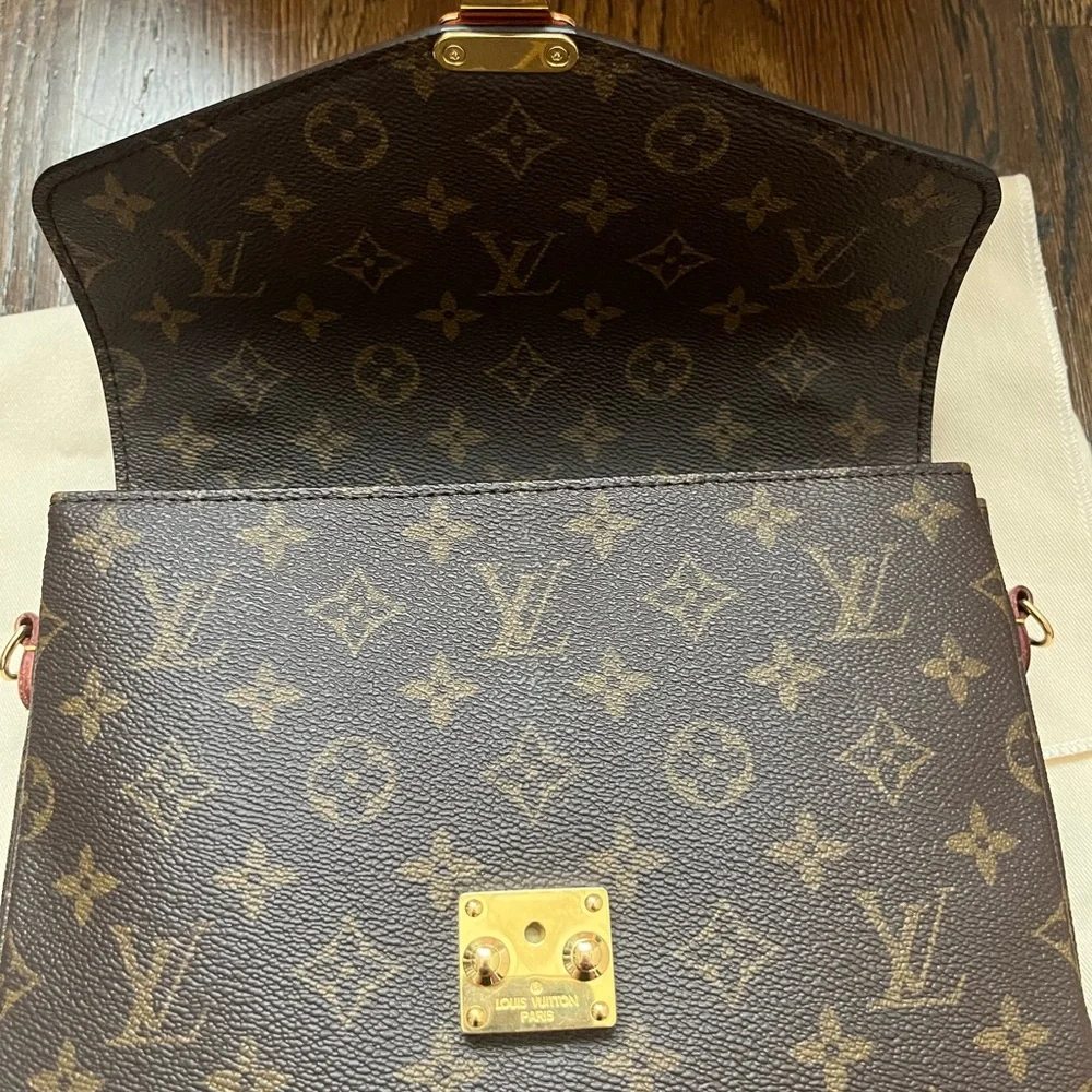 Louis Vuitton Monogram Pochette Métis - Picture 9 of 15